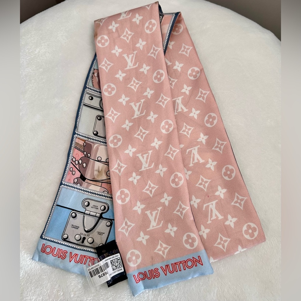 Authentic LOUIS VUITTON
Silk Monogram Lock It Bandeau Bleu Glacier